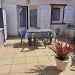 Charmante Maisonnette Avec Piscine, Proche Et Commerces à Sur - Fr-1-194-408 * La Tranche-sur-Mer