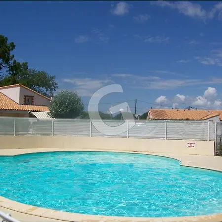 Charmante Maisonnette Avec Piscine, Proche Et Commerces à Sur - Fr-1-194-408 * La Tranche-sur-Mer