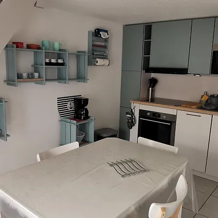 Charmante Maisonnette Avec Piscine, Proche Et Commerces A Sur - Fr-1-194-408