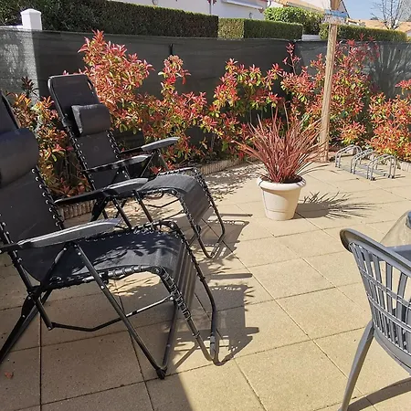 Charmante Maisonnette Avec Piscine, Proche Et Commerces A Sur - Fr-1-357-303 *