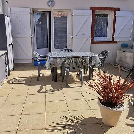 Charmante Maisonnette Avec Piscine, Proche Et Commerces A Sur - Fr-1-194-408 * La Tranche-sur-Mer