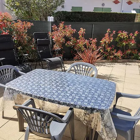 Charmante Maisonnette Avec Piscine, Proche Et Commerces A Sur - Fr-1-357-303