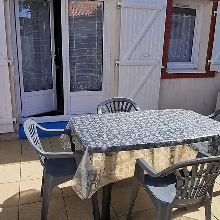 Charmante Maisonnette Avec Piscine, Proche Et Commerces A Sur - Fr-1-194-408 Apartman