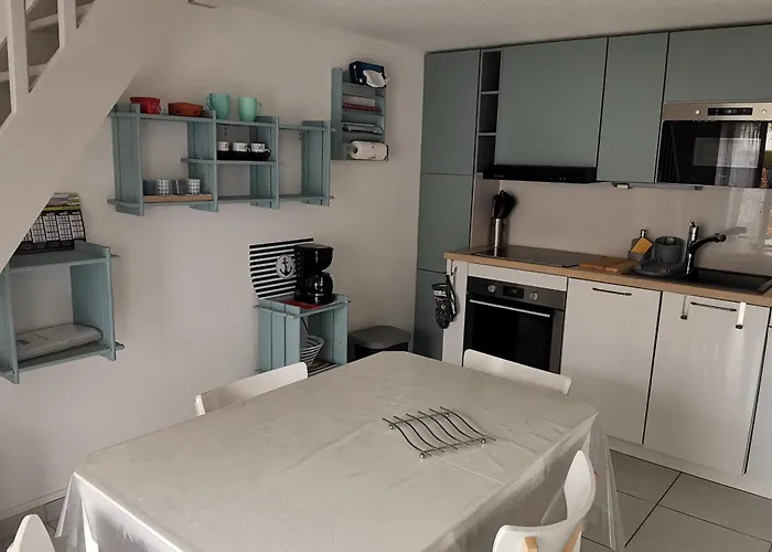 Charmante Maisonnette Avec Piscine, Proche Et Commerces A Sur - Fr-1-357-303