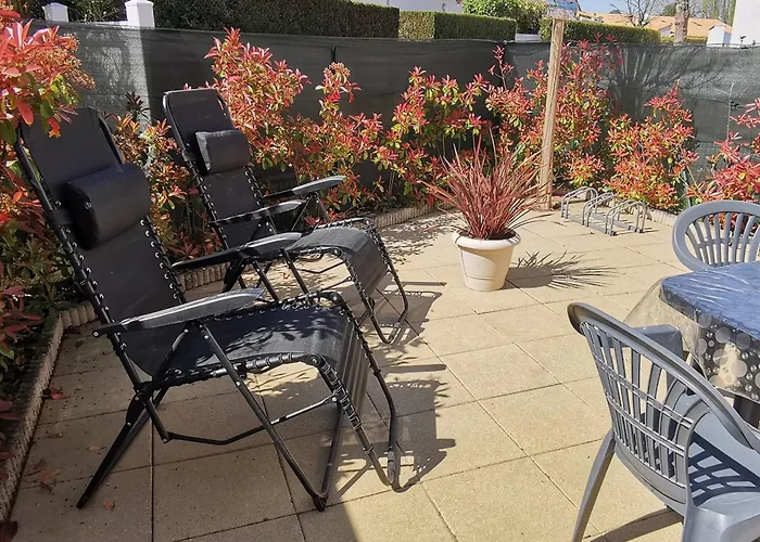 Charmante Maisonnette Avec Piscine, Proche Et Commerces A Sur - Fr-1-357-303 *