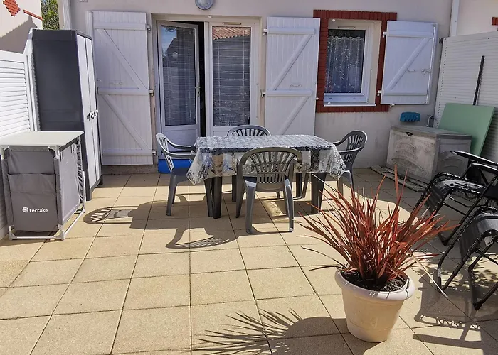 Charmante Maisonnette Avec Piscine, Proche Et Commerces A Sur - Fr-1-357-303 * La Tranche-sur-Mer