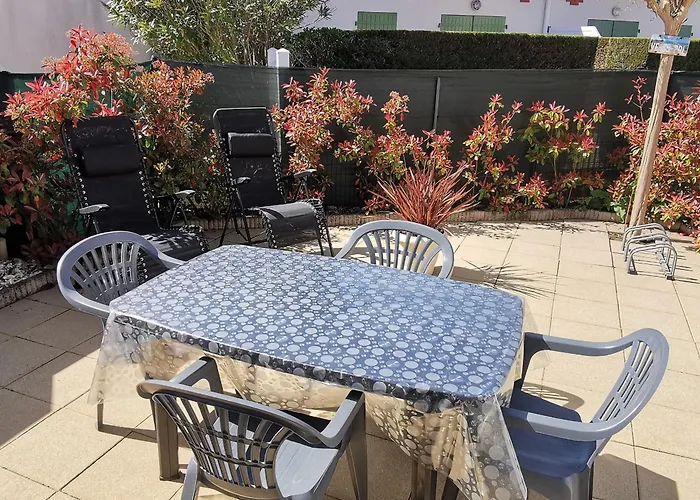 Charmante Maisonnette Avec Piscine, Proche Et Commerces A Sur - Fr-1-357-303