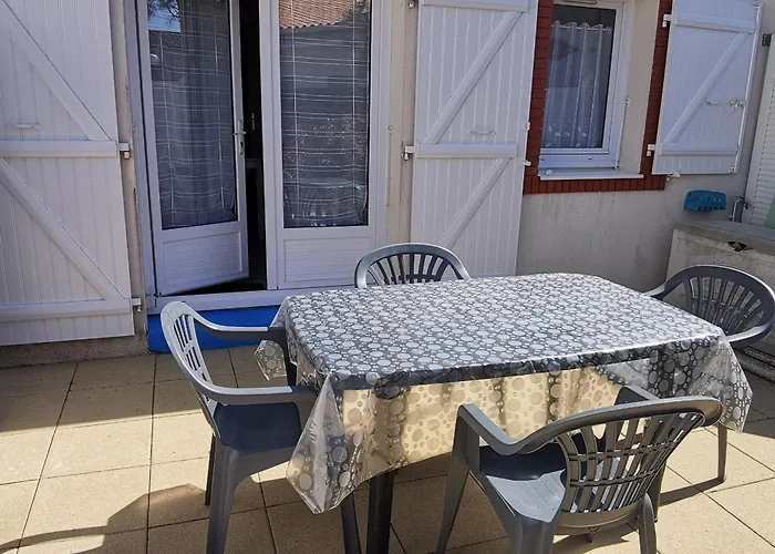 Charmante Maisonnette Avec Piscine, Proche Et Commerces A Sur - Fr-1-357-303 Apartment